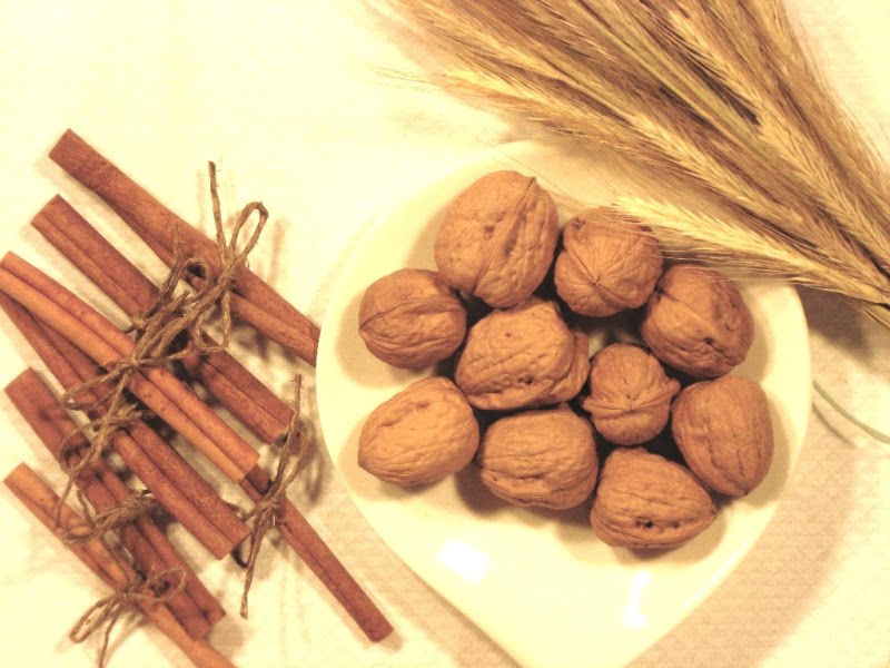 Walnuts and cinnamon sticks are perfect for decorating the Advent wreath. photo L. Liubertaitė