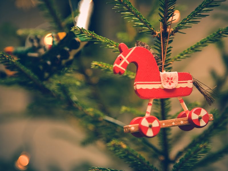 It's okay if there are gaps between the branches - the toys are more spacious. photo Pexels.com